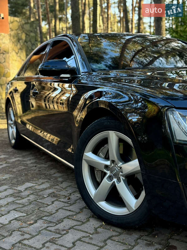 Седан Audi A8 2012 в Новояворовске