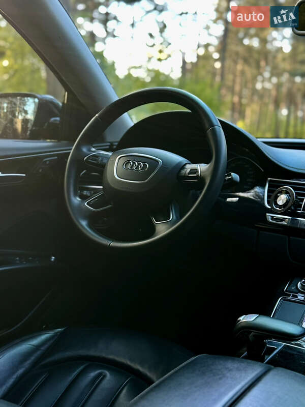 Седан Audi A8 2012 в Новояворовске