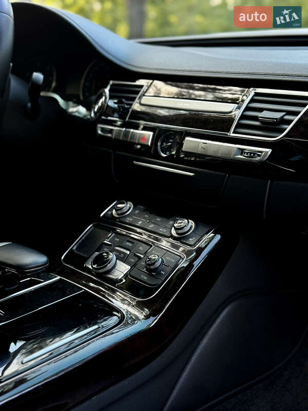 Седан Audi A8 2012 в Новояворовске