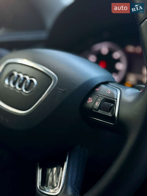 Седан Audi A8 2012 в Новояворовске