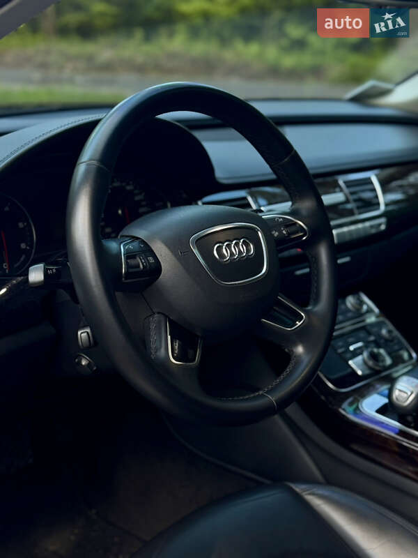Седан Audi A8 2012 в Новояворовске