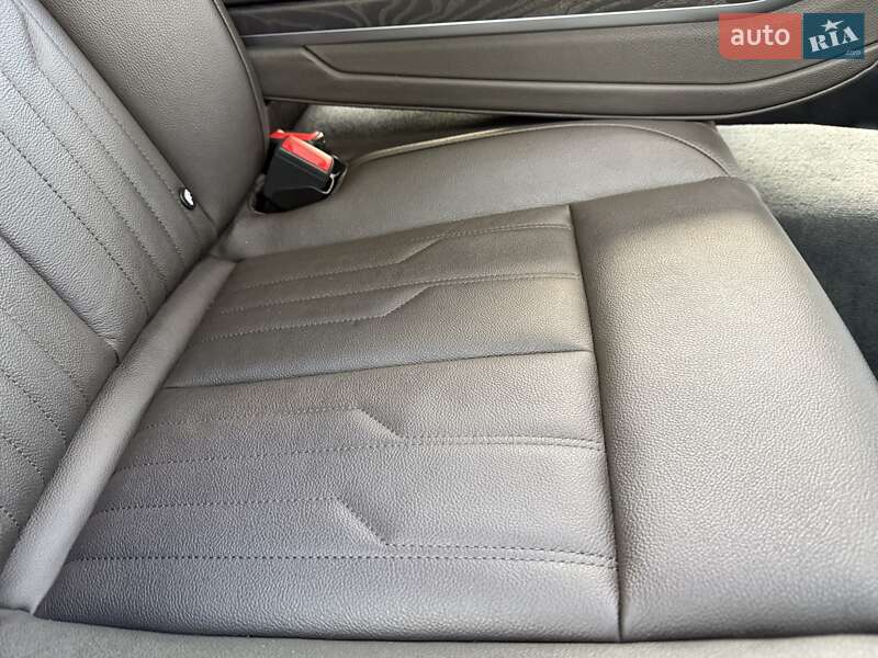 Седан Audi A8 2021 в Киеве