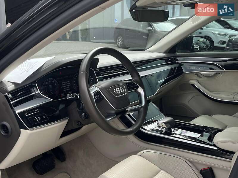 Седан Audi A8 2018 в Львові