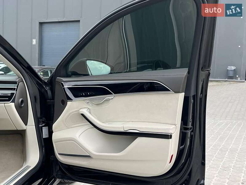Седан Audi A8 2018 в Львові