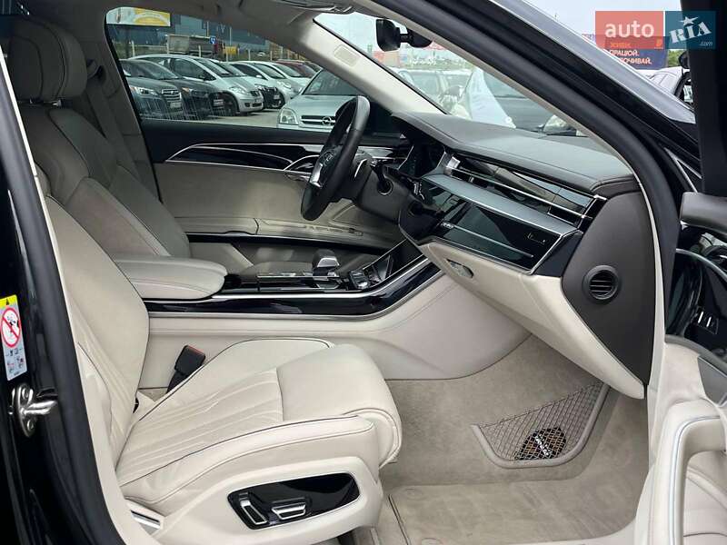Седан Audi A8 2018 в Львові