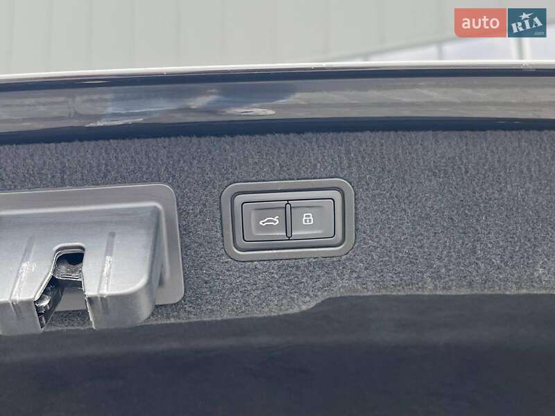 Седан Audi A8 2018 в Львові