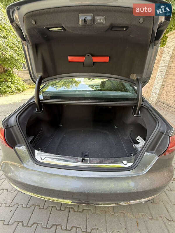 Седан Audi A8 2014 в Чернівцях