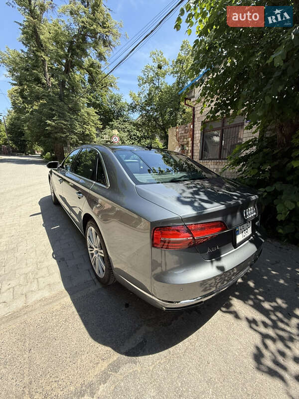 Седан Audi A8 2014 в Чернівцях