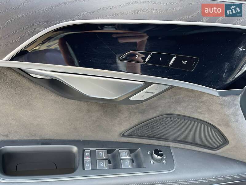 Седан Audi A8 2021 в Киеве