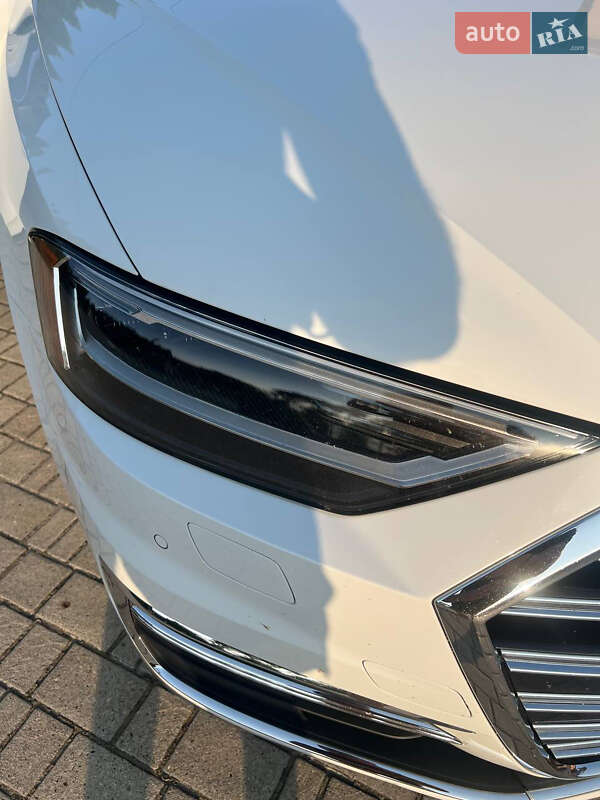 Седан Audi A8 2018 в Львове