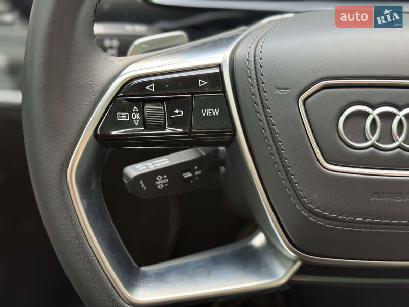 Седан Audi A8 2022 в Києві