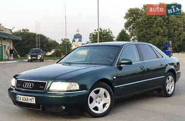 Седан Audi A8 1997 в Волочиске