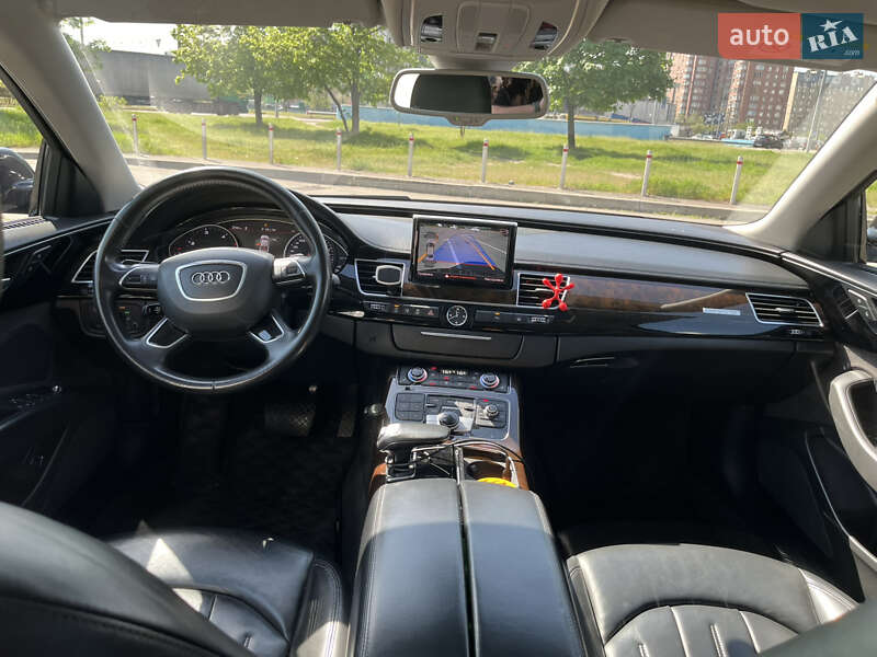 Седан Audi A8 2017 в Гребенке