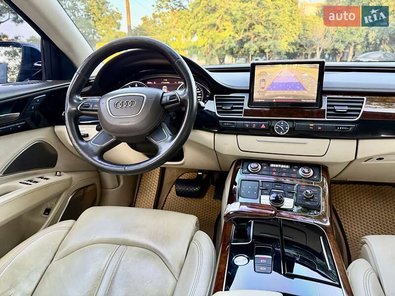 Седан Audi A8 2010 в Одесі