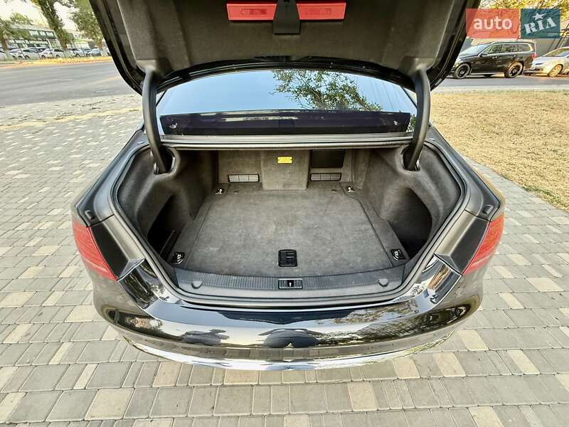 Седан Audi A8 2010 в Одесі