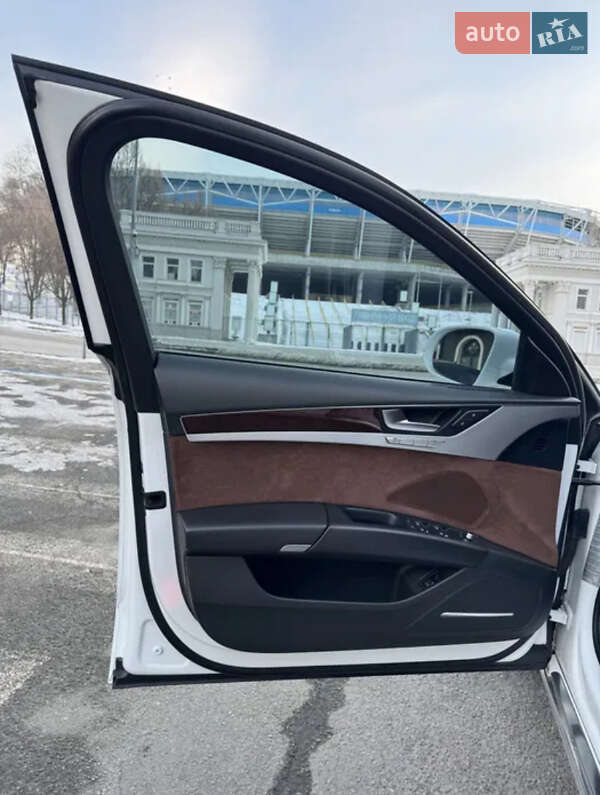 Седан Audi A8 2012 в Дніпрі
