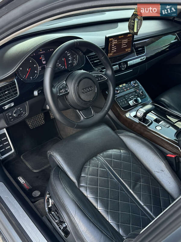 Седан Audi A8 2011 в Черновцах