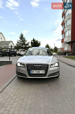 Седан Audi A8 2012 в Вараше