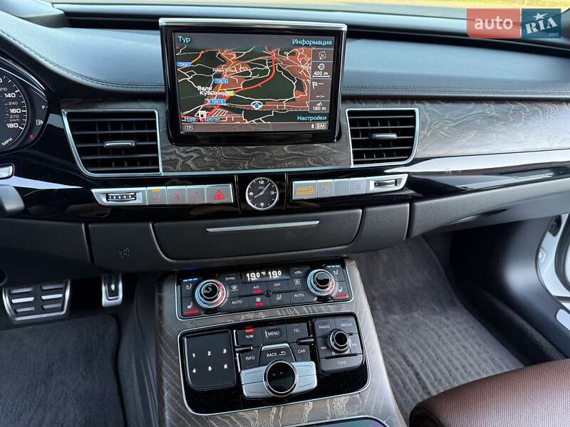 Седан Audi A8 2015 в Черновцах