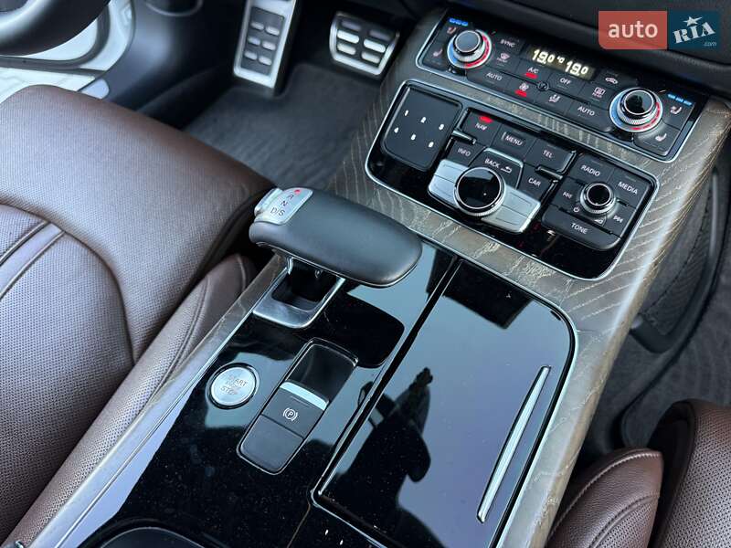 Седан Audi A8 2015 в Черновцах