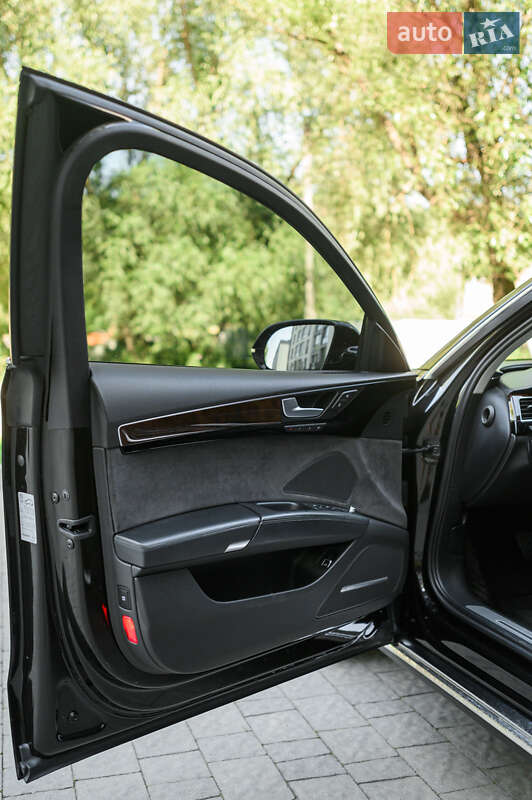Седан Audi A8 2014 в Львове