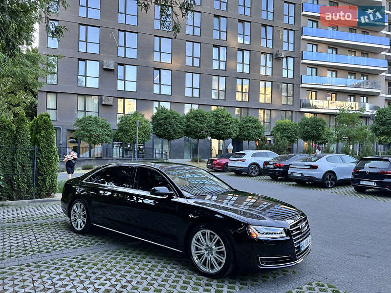 Седан Audi A8 2015 в Львові