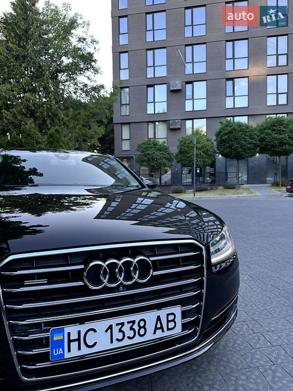 Седан Audi A8 2015 в Львові