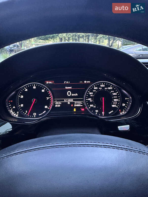 Седан Audi A8 2015 в Львові