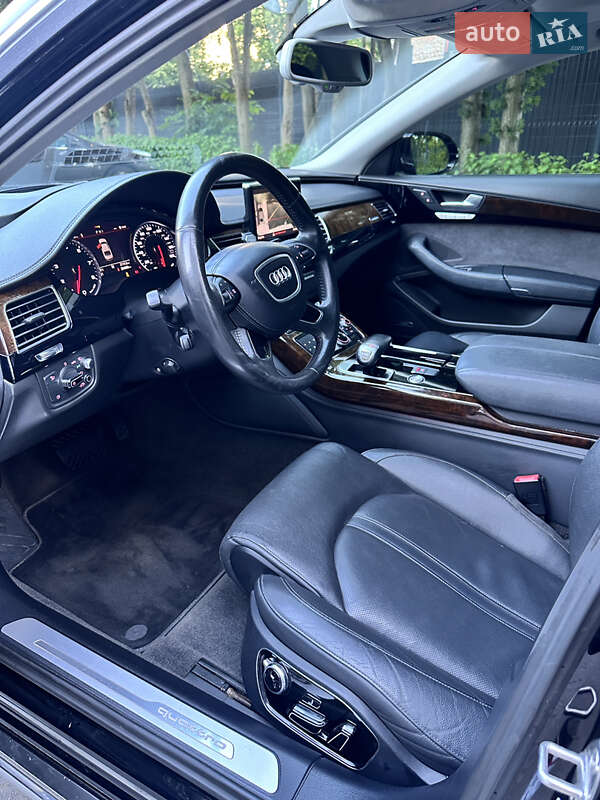Седан Audi A8 2015 в Львові