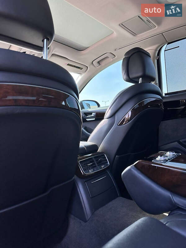 Седан Audi A8 2015 в Львові