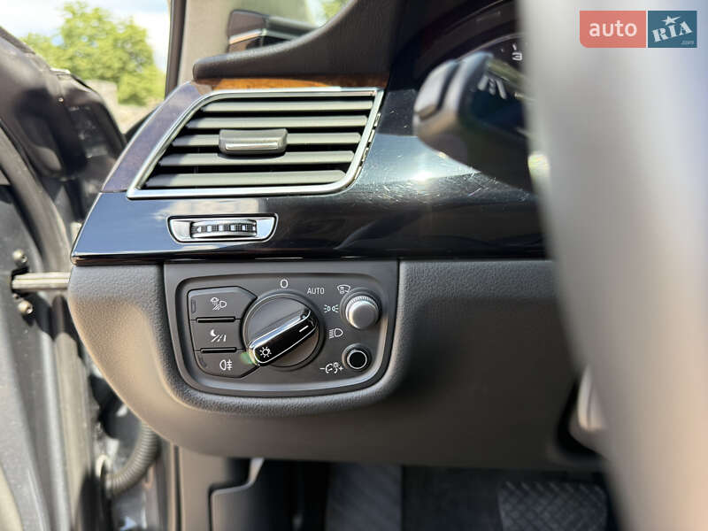 Седан Audi A8 2014 в Звягеле