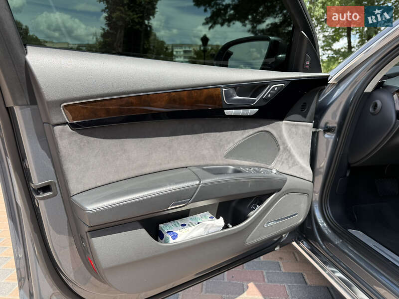 Седан Audi A8 2014 в Звягеле