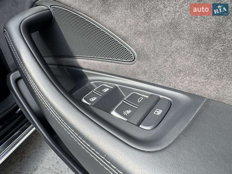 Седан Audi A8 2013 в Києві
