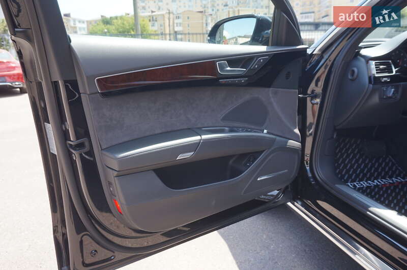 Седан Audi A8 2013 в Одесі