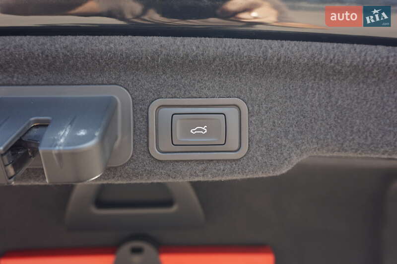 Седан Audi A8 2013 в Одесі