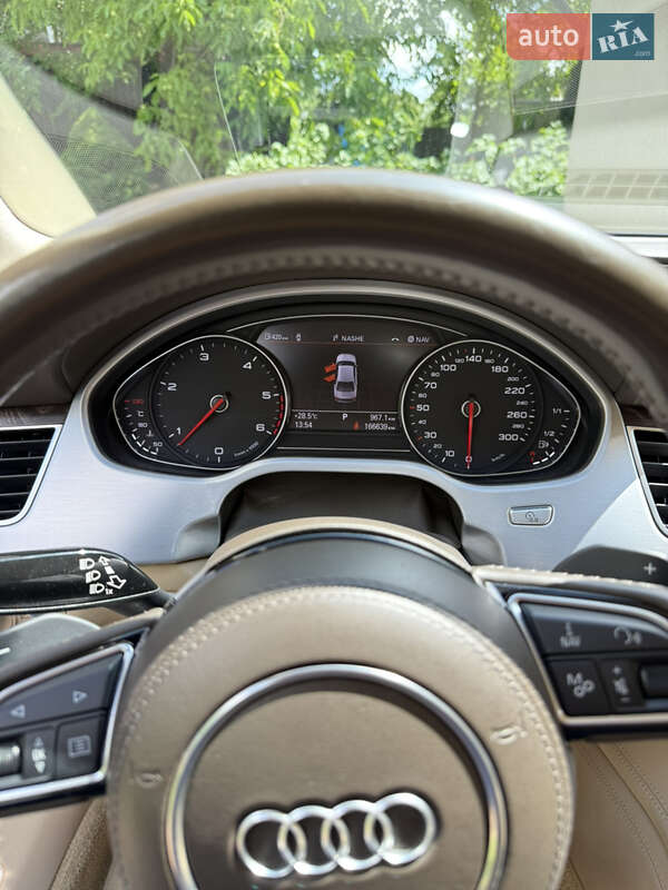 Седан Audi A8 2016 в Дубні
