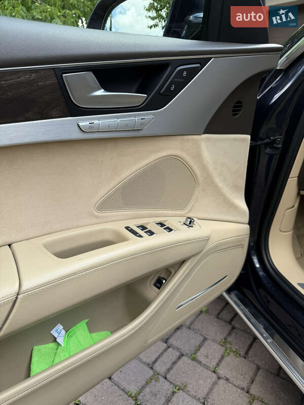 Седан Audi A8 2016 в Дубні