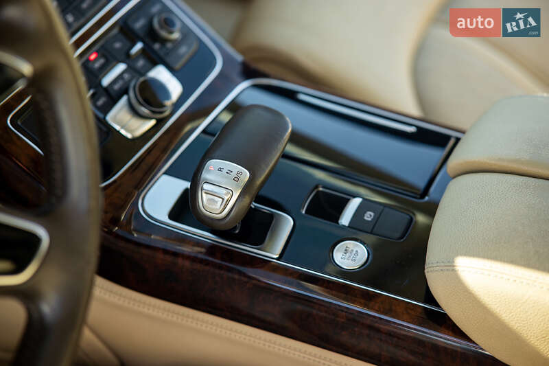 Седан Audi A8 2013 в Львове