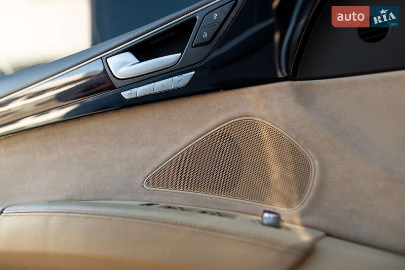 Седан Audi A8 2013 в Львове