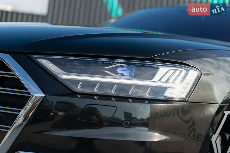 Седан Audi A8 2018 в Мукачево