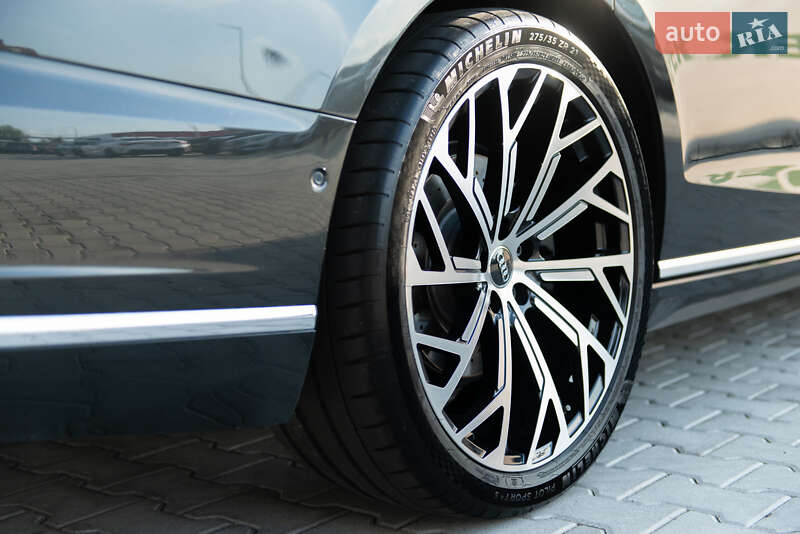 Седан Audi A8 2018 в Мукачево