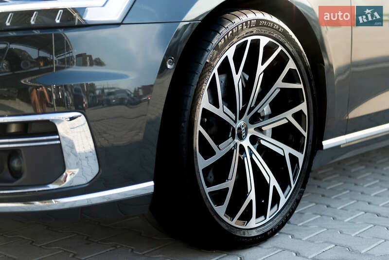 Седан Audi A8 2018 в Мукачево