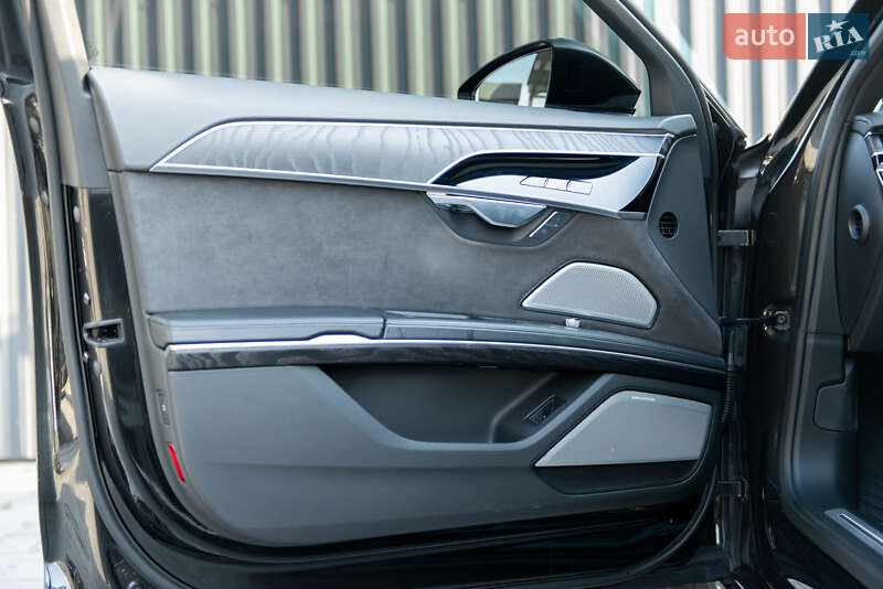 Седан Audi A8 2018 в Мукачево