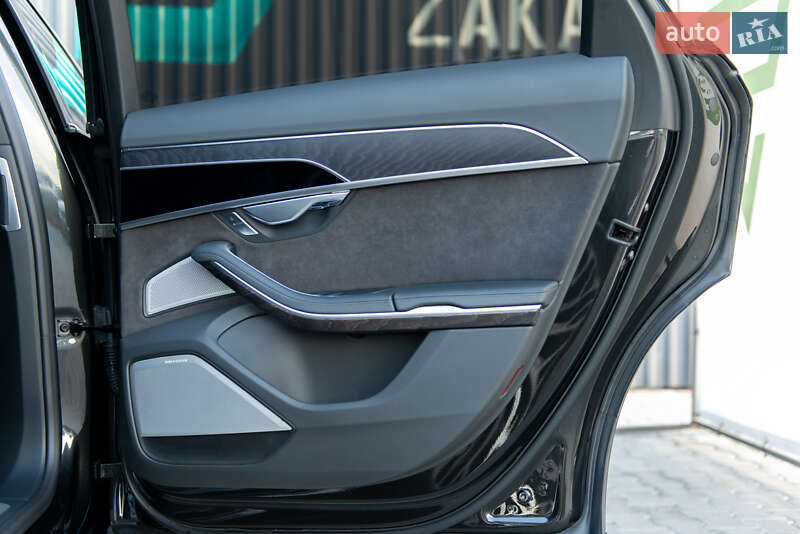 Седан Audi A8 2018 в Мукачево