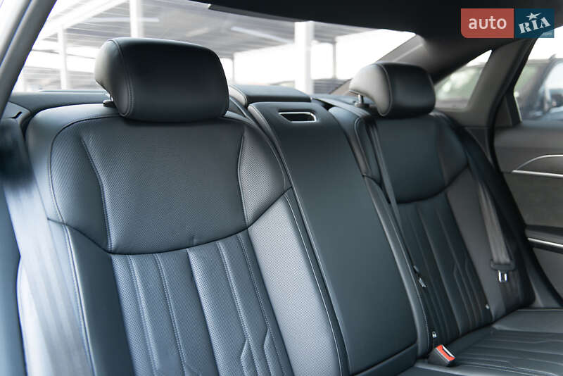 Седан Audi A8 2018 в Мукачево