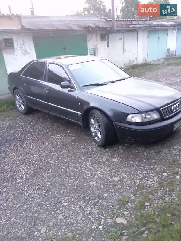Седан Audi A8 1996 в Бурштыне