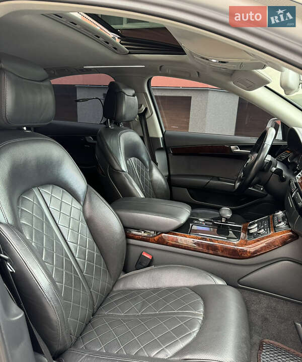 Седан Audi A8 2012 в Вараше