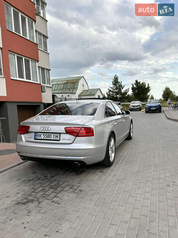 Седан Audi A8 2012 в Вараше