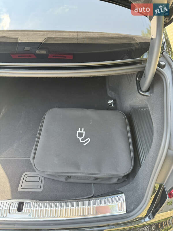 Седан Audi A8 2022 в Києві