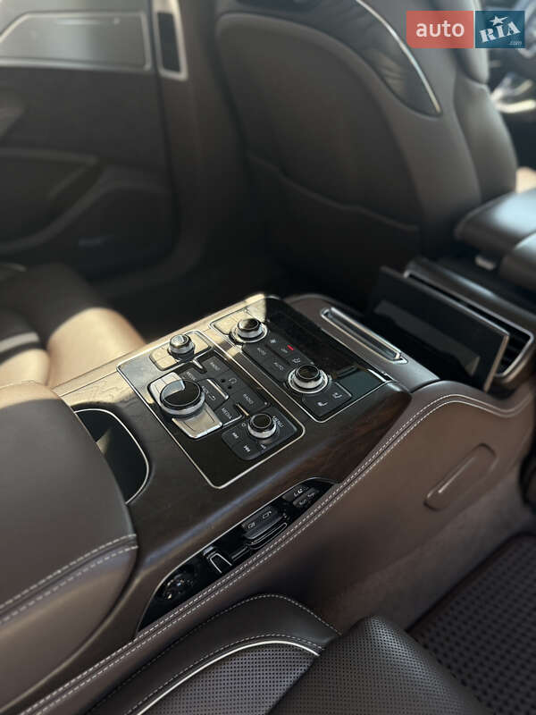 Седан Audi A8 2013 в Киеве